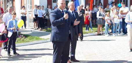 В Ельце на площади Ленина открыли обновлённую Доску почёта &laquo;Юные дарования города Ельца&raquo;