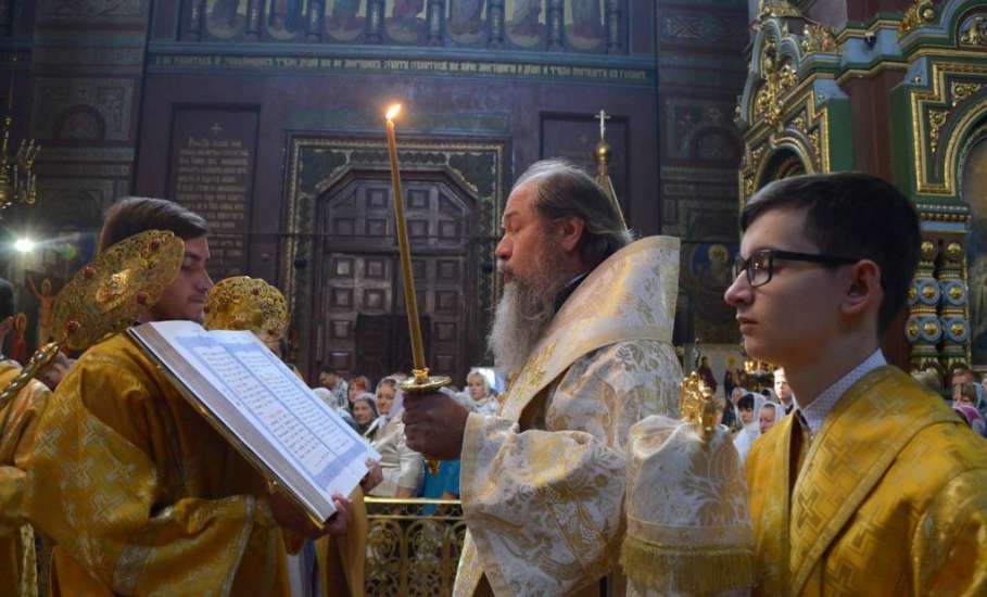 Епископ Максим возглавил Божественную литургию в Вознесенском соборе и молебен на начало нового учебного года