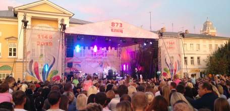 Феерическое завершение празднования дня города: для ельчан выступили Александр Немо и Ирина Дубцова