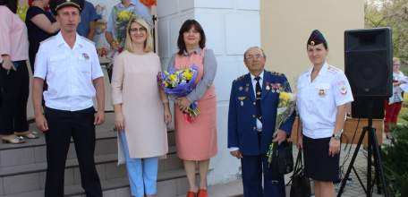 Полицейские Елецкого ЛО МВД России на транспорте обеспечили безопасность детей на торжественных линейках в честь начала нового учебного года