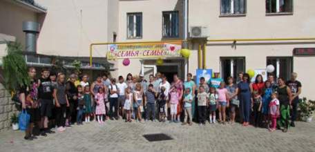 &laquo;Семья-семье&raquo; помогает собраться в школу