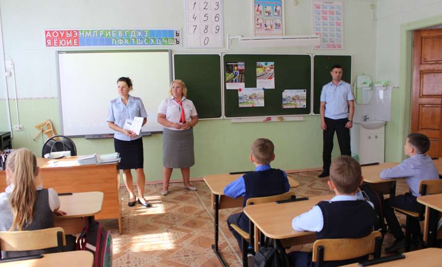 Сотрудники Елецкого ЛО МВД России на транспорте совместно с членом общественного совета провели классный час в школе №23