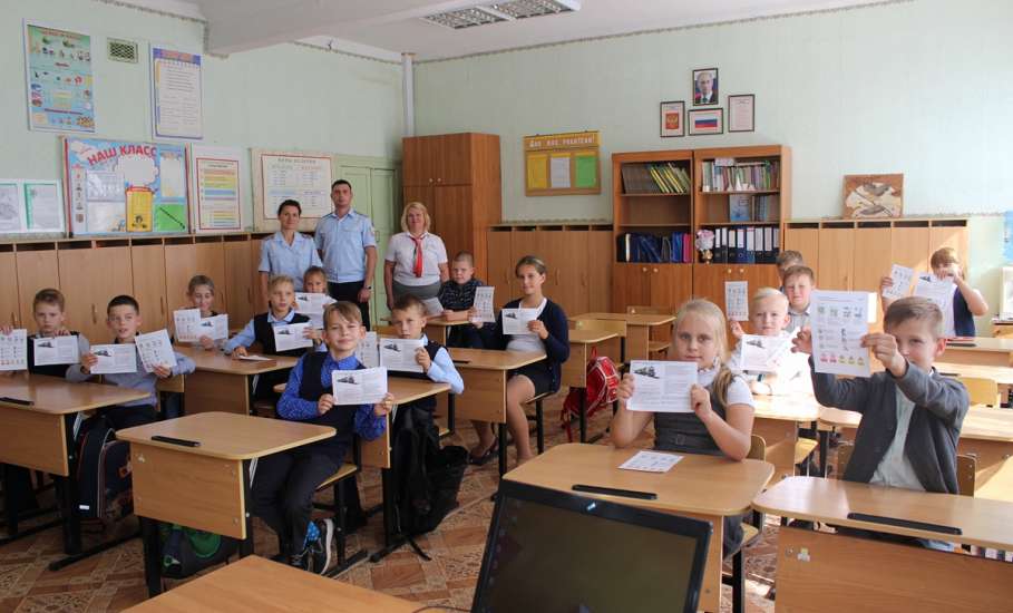 Сотрудники Елецкого ЛО МВД России на транспорте совместно с членом общественного совета провели классный час в школе №23