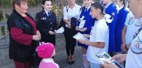 В Ельце автоинспекторы совместно с родительскими патрулями проверяют наличие световозвращателей на школьных ранцах