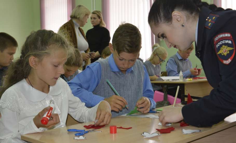 Представители ОНФ в Липецкой области совместно с сотрудниками Госавтоинспекции провели мастер-класс по изготовлению световозвращателей для елецких школьников