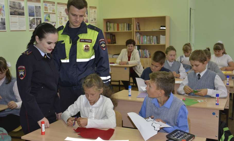 Представители ОНФ в Липецкой области совместно с сотрудниками Госавтоинспекции провели мастер-класс по изготовлению световозвращателей для елецких школьников