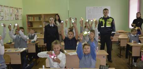 Представители ОНФ в Липецкой области совместно с сотрудниками Госавтоинспекции провели мастер-класс по изготовлению световозвращателей для елецких школьников