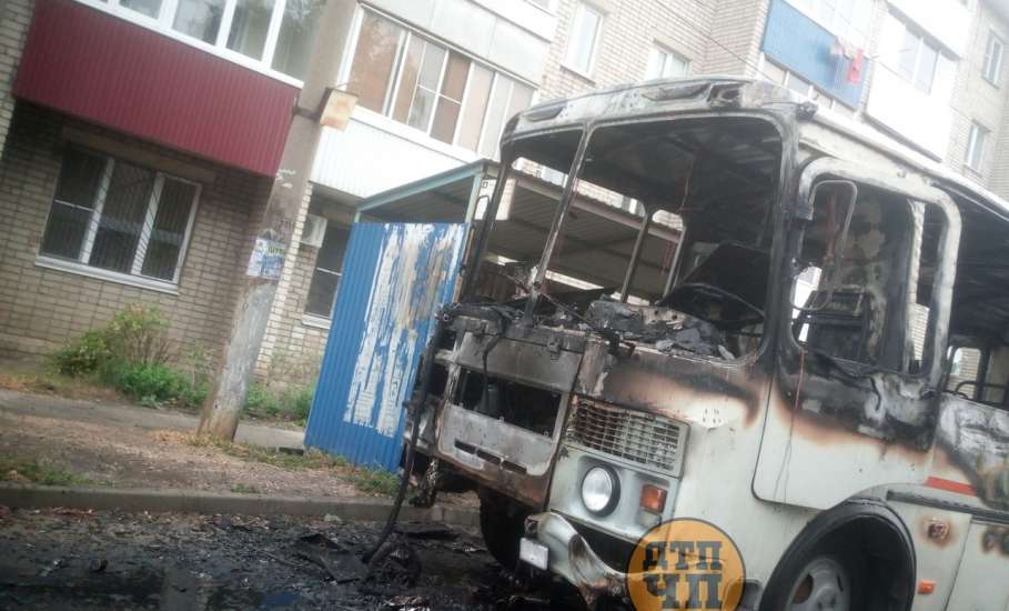 В Ельце на Путейской улице сгорел пассажирский автобус