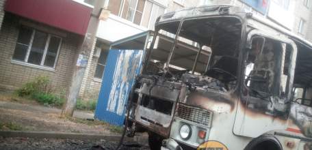 В Ельце на Путейской улице сгорел пассажирский автобус
