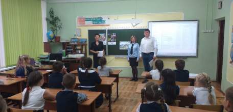 В ходе проведения мероприятия «Всеобуч» Елецкий ЛО МВД России на транспорте совместно с ОВД по городу Ельцу и работниками ОАО РЖД провёл познавательные профилактические лекции в школе №23