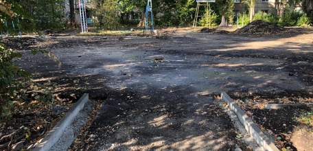 По улице Свердлова дорожники оставили после себя строительный мусор и развороченную спортивную площадку