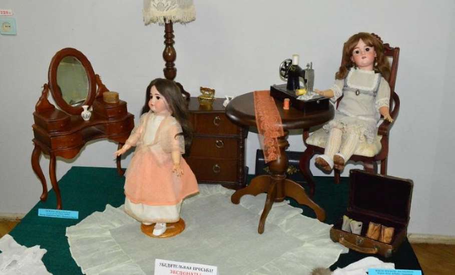 Елецкий городской краеведческий музей приглашает на выставку «Путешествие в мир кукол»