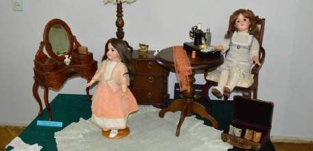 Елецкий городской краеведческий музей приглашает на выставку «Путешествие в мир кукол»