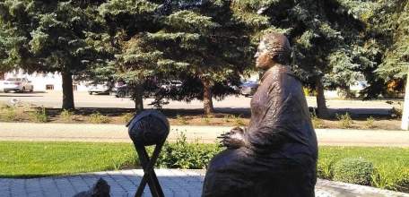 В Ельце установили скульптуру елецкой кружевнице