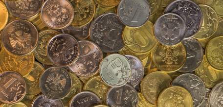 В копилке накопилось много мелкой монеты. Куда и как можно её сдать?