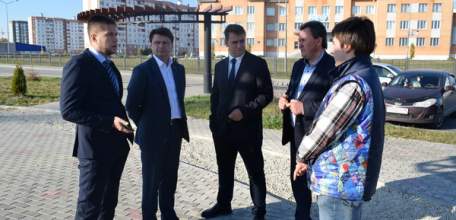 Депутат облсовета Юрий Костин проверил благоустройство общественных пространств и дворов в Ельце