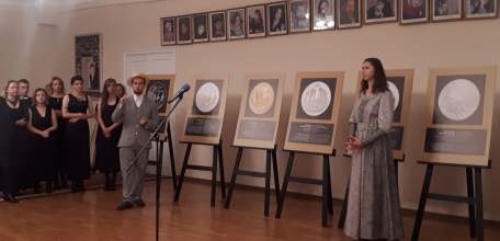 В фойе второго этажа драмтеатра «Бенефис» открылась фотовыставка «Магия театра»