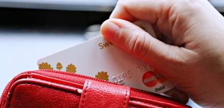 Жители Липецкой области стали чаще использовать карты в магазинах