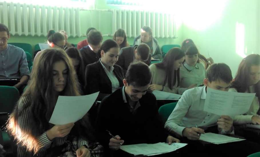 Школьники и педагоги города Ельца приняли участие в Общероссийской образовательной акции «Всероссийский экономический диктант»