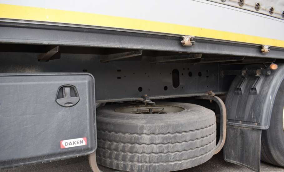 В Елецком районе на автодороге М-4 «Дон» совершена кража колеса с полуприцепа грузового автомобиля
