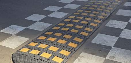 Прокуратурой Ельца предъявлен иск к администрации города об обязании привести автодорогу в районе дома 16 по Красноармейской улице в соответствие с требованиями ГОСТ