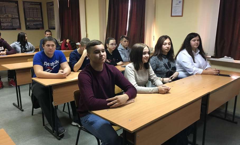 Струдники Елецкого ЛО МВД России на транспорте проводят лекционные занятия в учебных заведениях города