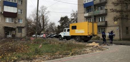 По улице Коммунаров газовики раскурочили ломом новый асфальт!