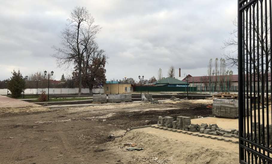 Парк Железнодорожников в Ельце превратился в заброшенный пустырь