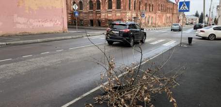 В самом центре города находится открытый люк!