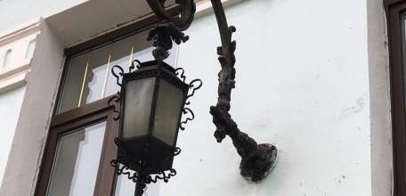 Грязные и неработающие фонари на здании мирового суда по улице Мира, портят исторический и культурный облик города!