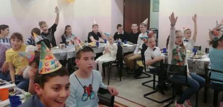 Подарок ко Дню именинника: молодогвардейцы устроили воспитанникам специальной школы-интерната праздник