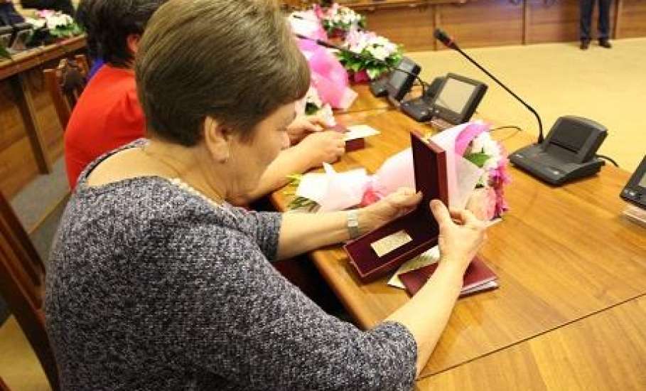 Почётным знаком «Слава Матери» награждены 25 жительниц Липецкой области