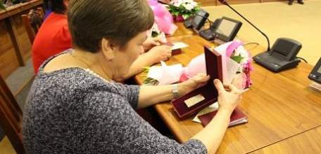 Почётным знаком &laquo;Слава Матери&raquo; награждены 25 жительниц Липецкой области