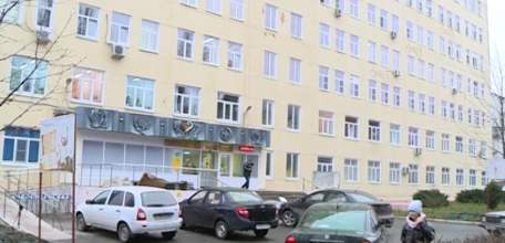 Общественный резонанс в соцсетях вызвало видео ельчанки, снявшей на телефон приступ у мужчины на входе в поликлинику