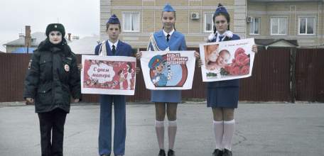 ЮИДовцы и сотрудники Госавтоинспекции города Ельца поздравили женщин-водителей с Днём матери