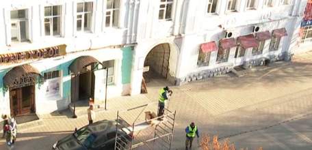 Елец готовится к праздникам: улица Мира скоро засияет новогодними огнями