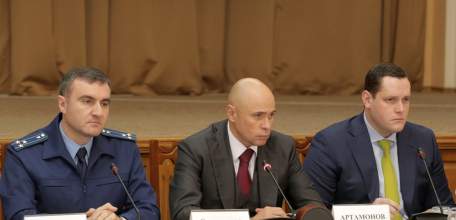 Игорь Артамонов потребовал усилить контроль за качеством услуг в сфере ЖКХ