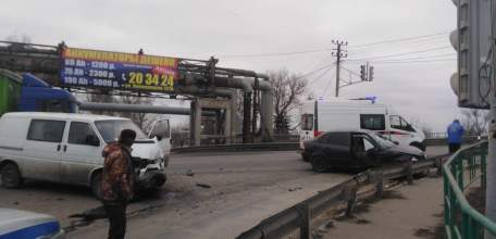 В Ельце на перекрёстке трассы М-4 и Промышленной улицы столкнулись «Лада-Калина» и «Фольксваген»