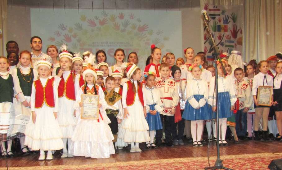 Жить в мире и согласии: в Елецком районе прошел детский фестиваль национальных культур «Вместе ярче»