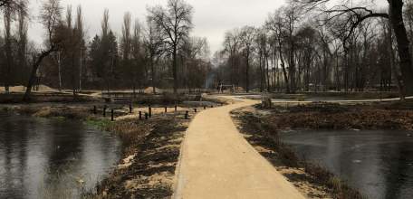 В Петровском парке вовсю кипит работа по благоустройству!