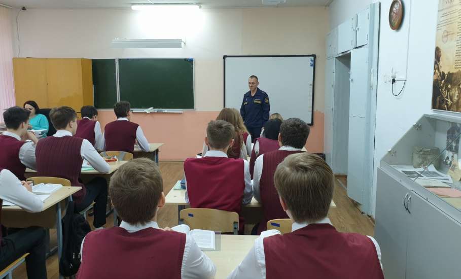 Выпускниками школ города Ельца рассказали об организации приема в образовательные организации ФСИН