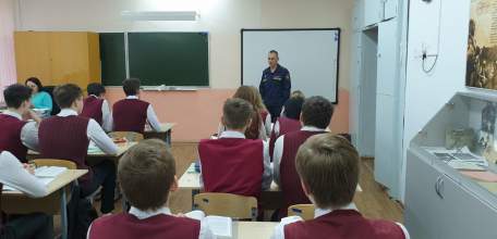 Выпускниками школ города Ельца рассказали об организации приема в образовательные организации ФСИН