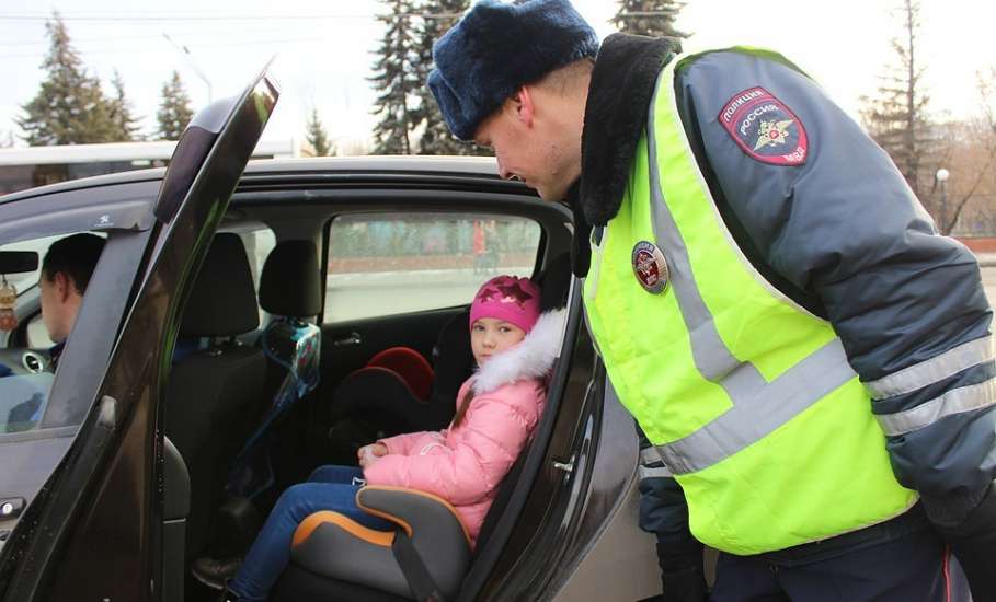 В Ельце сотрудники ГИБДД будут выявлять нарушения правил перевозки маленьких пассажиров