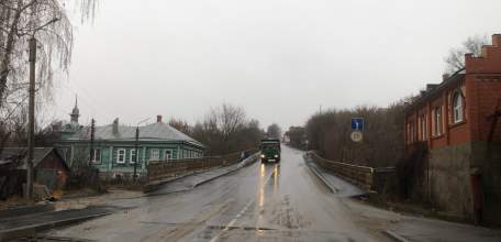 По улице Маяковского отсутствует качественный проезд автотранспорта в районе автомобильного моста через речку Ельчик!