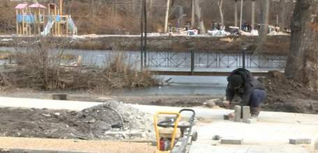 Игровые и спортивные площадки, зоны отдыха и современное оснащение: в Петровском парке продолжается реконструкция