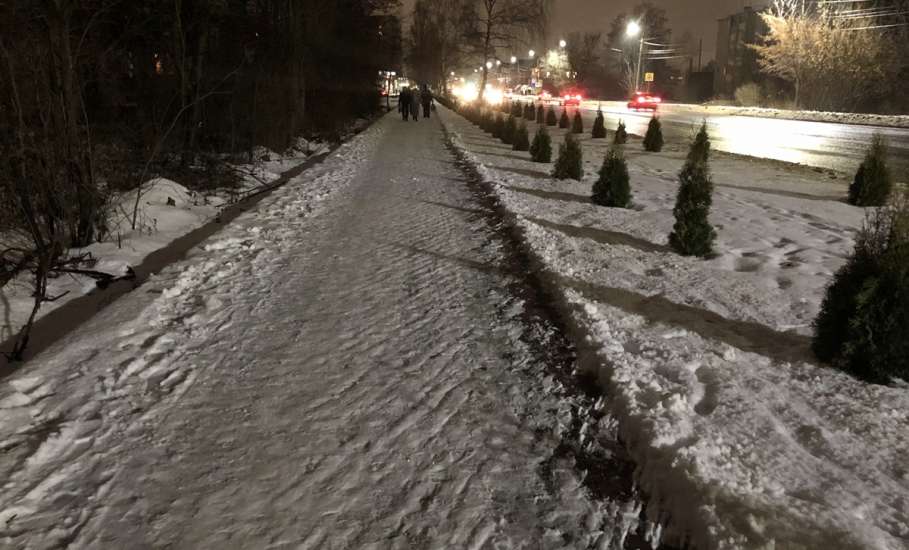По улице Свердлова коммунальные службы начали чистить пешеходный тротуар от снега!