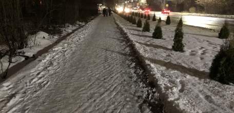 По улице Свердлова коммунальные службы начали чистить пешеходный тротуар от снега!