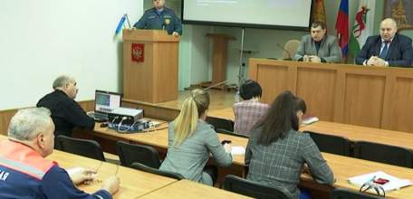 Противопожарная безопасность и профилактика несчастных случаев на льду &mdash; темы заседания комиссии по чрезвычайным ситуациям