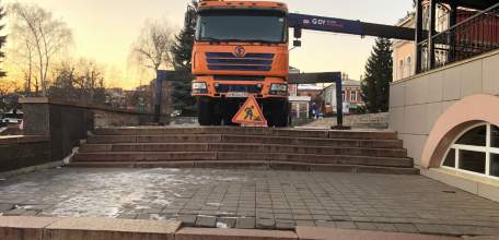 Ко входу в Дом торговли подъехали на КамАЗе!