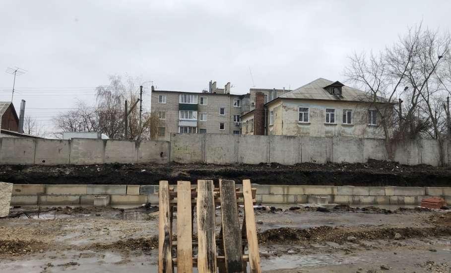 На территории ж.д. поликлиники по улице Новолипецкой строят жилой дом!